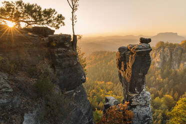 Wehlnadelfelsen bei Sonnenuntergang im Elbsandsteingebirge, Deutschland, Europa - RHPLF08325