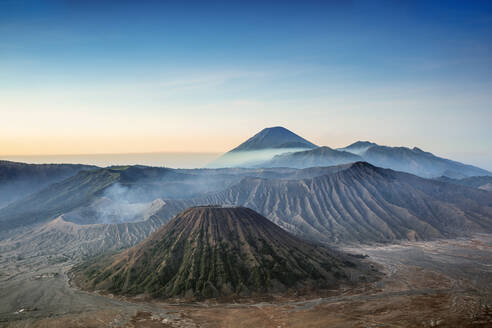 Blick über Vulkangipfel und Lavalandschaften um den Mount Bromo in der Morgendämmerung, Java, Indonesien, Südostasien, Asien - RHPLF08329