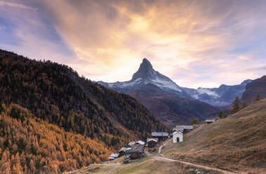 Dorf Findeln am Matterhorn bei Sonnenuntergang in Zermatt, Schweiz, Europa - RHPLF08349