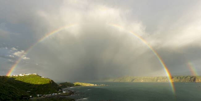 Regenbogen über der Breaker Bay in Wellington, Neuseeland, Ozeanien - RHPLF08354