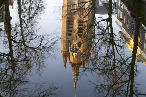 Der schiefe Turm der Oude Kerk (Oude Jan) (Scheve Jan) spiegelt sich in der Oude Delft Gracht in Delft, Südholland, Niederlande, Europa - RHPLF08361