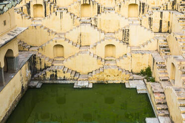 Ein Stufenbrunnen in der Nähe des Kheri Gate, Jaipur, Rajasthan, Indien, Asien - RHPLF08384