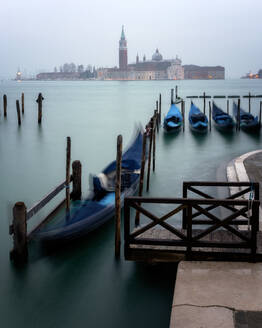 Langzeitbelichtung von Gondeln bei San Giorgio Maggiore, Venedig, Italien, Europa - RHPLF08386