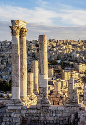 Ruinen des Herkules-Tempels bei Sonnenuntergang, Zitadelle von Amman, Verwaltungsbezirk Amman, Jordanien, Naher Osten - RHPLF08398