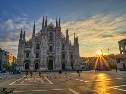 Kathedrale St. Maria Geburt (Duomo) bei Sonnenaufgang, Mailand, Lombardei, Italien, Europa - RHPLF08425