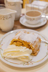 Apfelstrudel mit Sahne - RHPLF08439