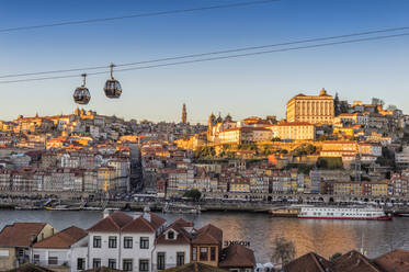 Sonnenuntergang über dem Stadtteil Ribeira und dem ehemaligen Bischofspalast, UNESCO-Weltkulturerbe, Porto, Portugal, Europa - RHPLF08457