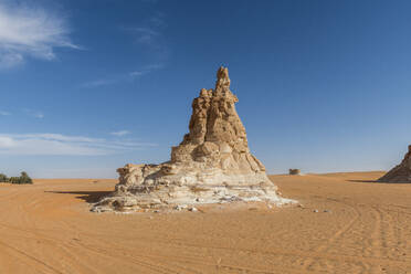 Sandsteinturm an einem Salzwassersee im Norden des Tschad, Afrika - RHPLF08462