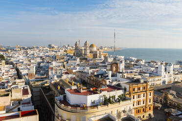 Blick auf die Kathedrale von Santa Cruz und das Meer vom Tavira-Turm aus, Cadiz, Andalusien, Spanien, Europa - RHPLF08483