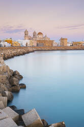 Kathedrale von Santa Cruz und Meer von der Uferpromenade aus gesehen, Cadiz, Andalusien, Spanien, Europa - RHPLF08484