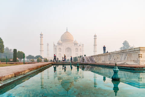 Reflexionen des Taj Mahal an einem nebligen Morgen, UNESCO-Weltkulturerbe, Agra, Uttar Pradesh, Indien, Asien, lizenzfreies Stockfoto