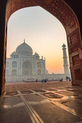 Sonnenaufgang hinter dem Taj Mahal, UNESCO-Weltkulturerbe, Agra, Uttar Pradesh, Indien, Asien - RHPLF08509