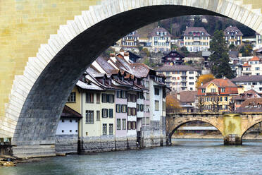 Traditionelle Häuser entlang des Flusses, Bern, Kanton Bern, Schweiz, Europa - RHPLF08512