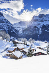 Traditionelle Häuser nach einem Schneefall, Grindelwald, Kanton Bern, Schweiz, Europa - RHPLF08514