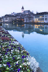 Die Kirche spiegelt sich in der Aare, Thun, Kanton Bern, Schweiz, Europa - RHPLF08515