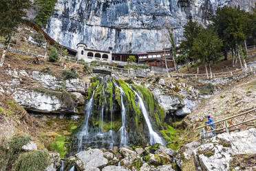 Tourist mit Blick auf den St. Beatus Wasserfall, Beatenberg, Kanton Bern, Schweiz, Europa - RHPLF08516
