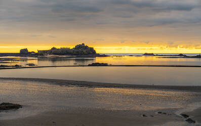 Elizabeth Castle bei Sonnenuntergang, Jersey, Kanalinseln, Vereinigtes Königreich, Europa - RHPLF08518