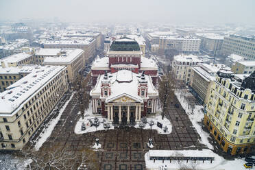 Luftaufnahme des Nationaltheaters Ivan Vazov bei Schneesturm, Sofia, Bulgarien, Europa - RHPLF08520