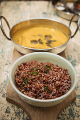 Traditionelles Gericht aus rotem Reis und Hühnersuppe, Galle, Südküste, Sri Lanka, Asien - RHPLF08524