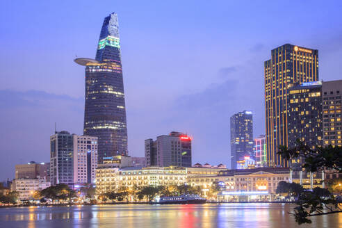 Die Skyline des Central Business District von Ho-Chi-Minh-Stadt mit dem Bitexco-Turm und dem Saigon-Fluss, Ho-Chi-Minh-Stadt, Vietnam, Indochina, Südostasien, Asien - RHPLF08534