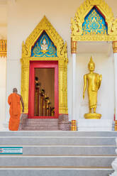 Ein Mönch im Mongkol-Nimit-Tempel (Wat) in der Altstadt von Phuket, Phuket, Thailand, Südostasien, Asien - RHPLF08570