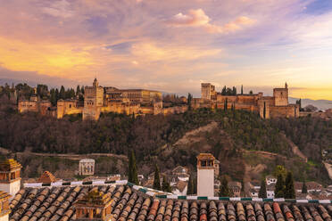 Blick auf die Alhambra, UNESCO-Weltkulturerbe, mit den Bergen der Sierra Nevada im Hintergrund, bei Sonnenuntergang, Granada, Andalusien, Spanien, Europa - RHPLF08573
