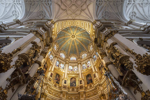 Verzierte Decken mit Kuppel im Inneren der Kathedrale von Granada, Granada, Andalusien, Spanien, Europa - RHPLF08574