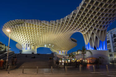 La Setas de Sevilla, Metropol Parasol ist eine Holzkonstruktion auf dem Platz La Encarnacion bei Sonnenuntergang, Sevilla, Andalusien, Spanien, Europa - RHPLF08575