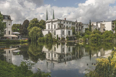 Gebäude am Krähenteich gegen bewölkten Himmel in Lübeck, Deutschland - KEBF01325