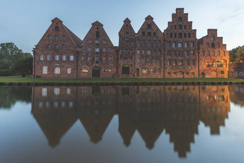 Salzspeicher auf der Trave in der Abenddämmerung in Lübeck, Deutschland - KEBF01331