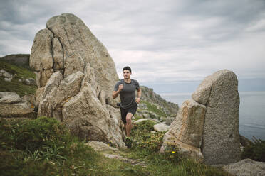 Trailrunner in Küstenlandschaft, Ferrol, Spanien - RAEF02278