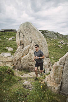 Trailrunner in Küstenlandschaft, Ferrol, Spanien - RAEF02279