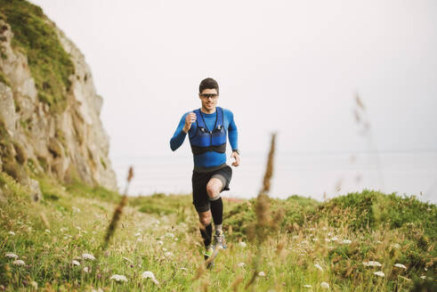 Trailrunner beim Training in der Natur, Ferrol, Spanien - RAEF02293