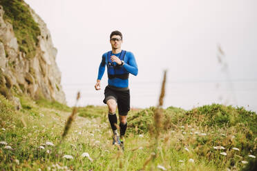 Trailrunner beim Training in der Natur, Ferrol, Spanien - RAEF02294