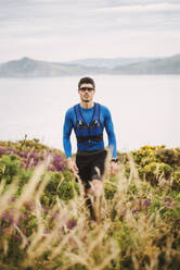 Porträt eines Trailrunners in den Bergen, Ferrol, Spanien - RAEF02300