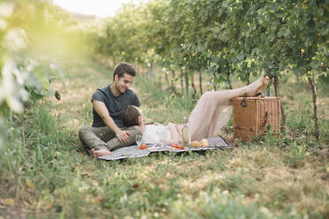Junges verliebtes Paar beim Picknick in den Weinbergen - ALBF01012