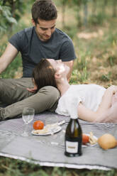 Junges verliebtes Paar beim Picknick in den Weinbergen - ALBF01016