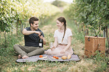 Glückliches junges Paar beim Picknick in den Weinbergen - ALBF01017