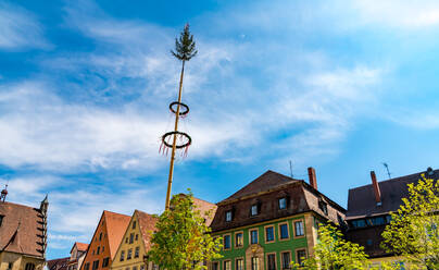 Historische Architektur mit traditionellem Maibaum in Weißenburg, Bayern, Deutschland - SPCF00454