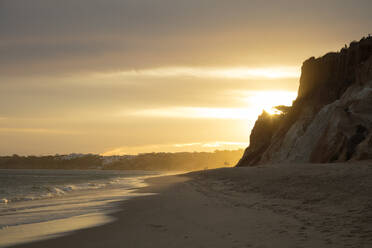 Landschaftlicher Blick auf den Strand gegen den bewölkten Himmel bei Sonnenuntergang, Atlantikküste, Algarve, Portugal - WIF04006