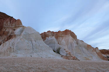 Felsiger Sandstein an der Atlantikküste gegen den Himmel bei Sonnenuntergang, Algarve, Portugal - WIF04010