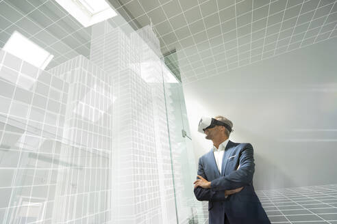 Geschäftsmann, der eine VR-Brille trägt und eine virtuelle Architektur betrachtet - KSHSF00016