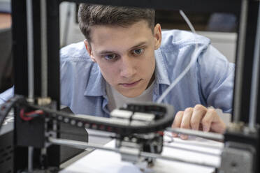 Student setting up 3D printer - VPIF01466