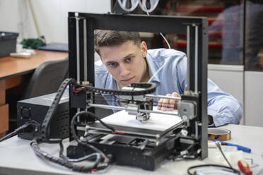 Student setting up 3D printer - VPIF01467