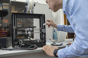 Student beim Einrichten des 3D-Druckers - VPIF01472
