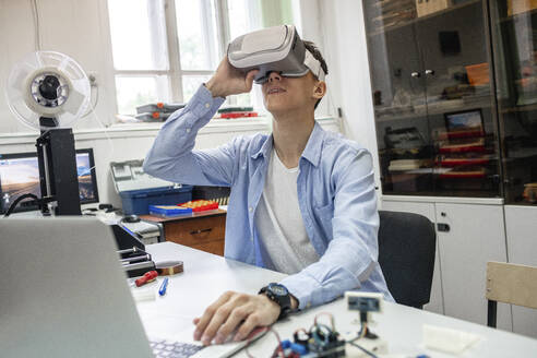 Schüler mit 3D-Drucker und VR-Brille - VPIF01487