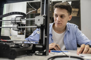 Student beim Einrichten des 3D-Druckers, Nahaufnahme - VPIF01497