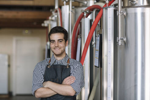 Porträt eines selbstbewussten jungen Brauers in einer Brauerei - ALBF01073