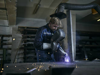 Arbeiter beim Schweißen in der Fabrik - CVF01488