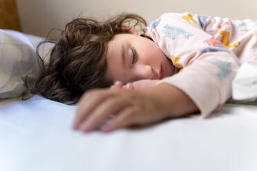 Niedliches kleines Mädchen schläft im Bett - GEMF03121